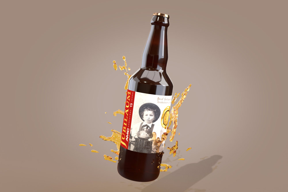3D gerendertes Bild einer Bierflasche mit einem Jubiläumsetikett und Bierspritzern.