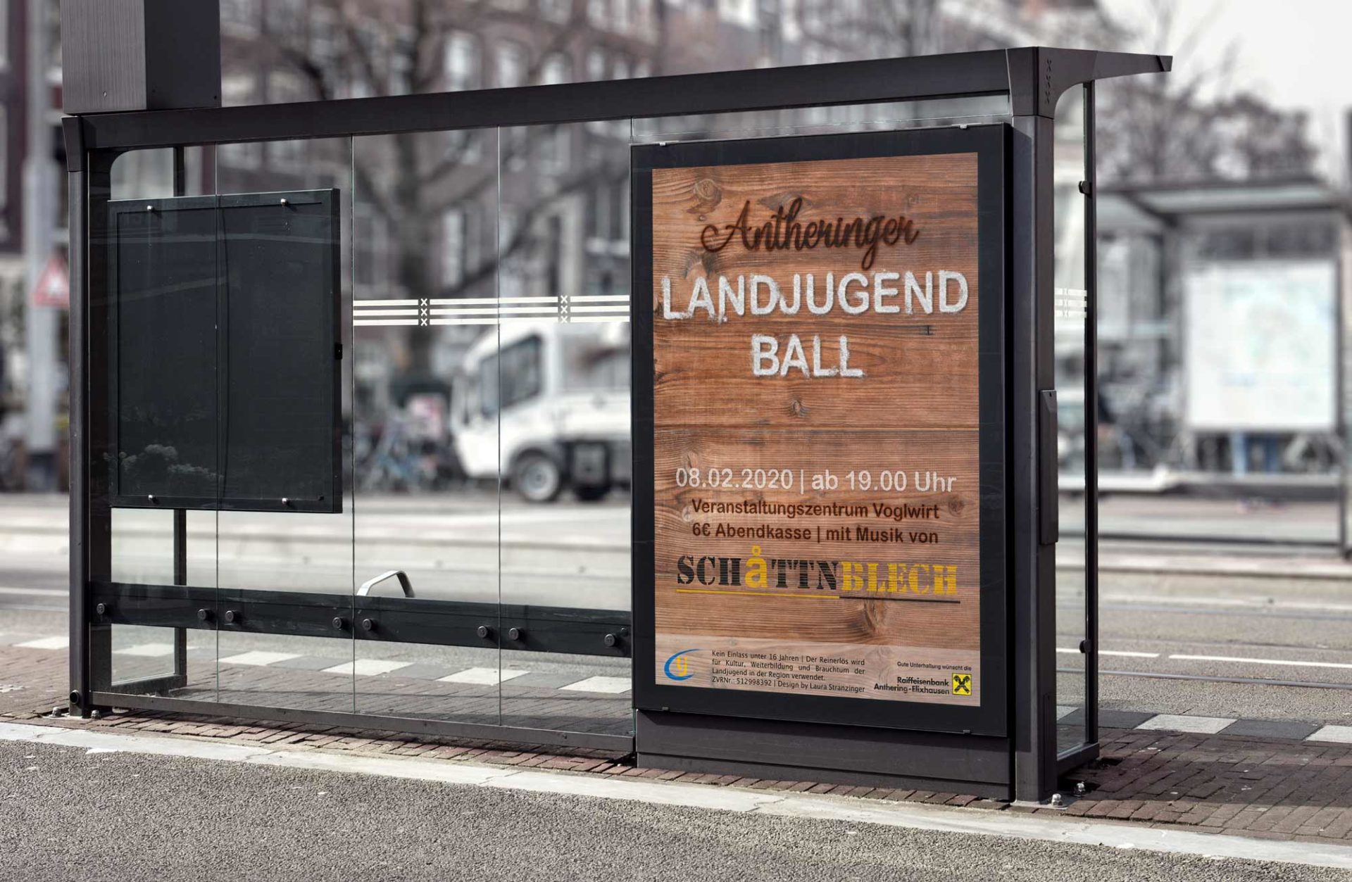 Das Plakat des Antheringer Landjugendball in einem Citylight einer Bushaltestellte.